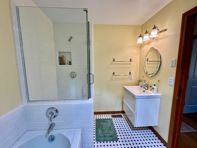 Building Photo - Stunning Running Y Ridge Home with Lake Views – Furnished or Unfurnished!