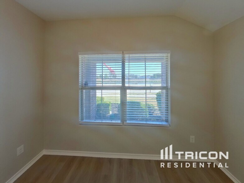 Building Photo - 2445 Carolina Dr