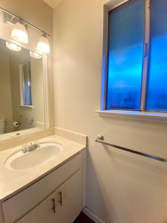 Building Photo - Spacious 2-Bedroom Condo Available for Rent in Fremont!