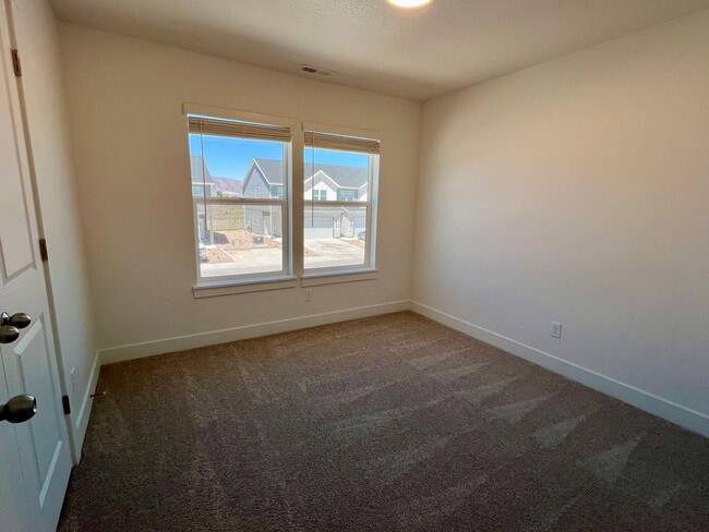 Building Photo - LOVELY TOWNHOME IN SALEM