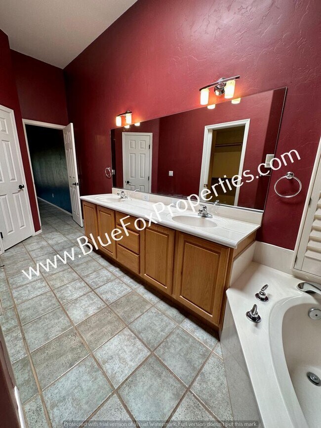 Building Photo - 4814 N Castle Ridge Rd