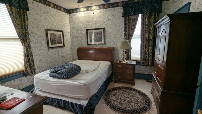 Building Photo - Welcome to this fully furnished 3-bedroom, 1.5-bath home in Massillon