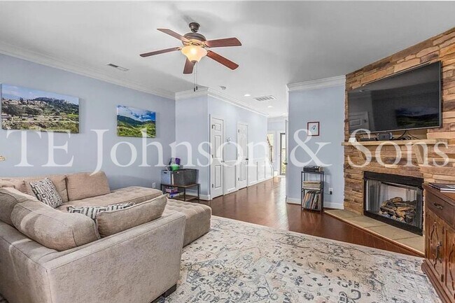 Building Photo - 1025 Richmond Park Dr