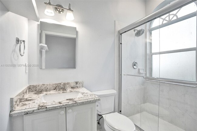 Building Photo - 652 W Palm Aire Dr