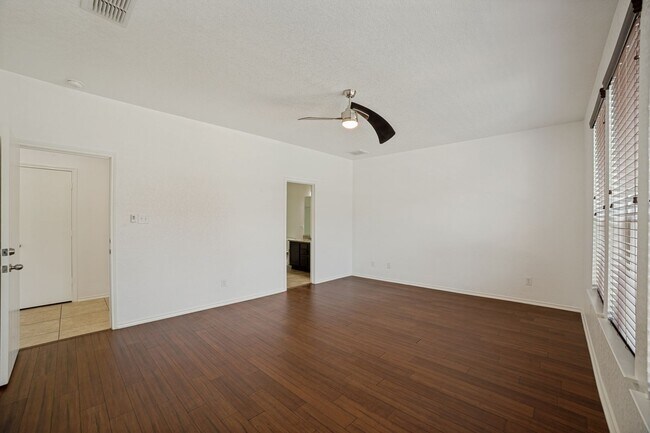 Building Photo - GORGEOUS 3-BEDROOM HOME WITH SPARKLING POOL