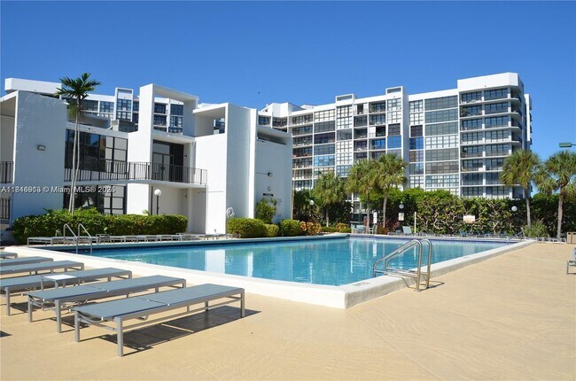 Building Photo - 1000 Parkview Dr