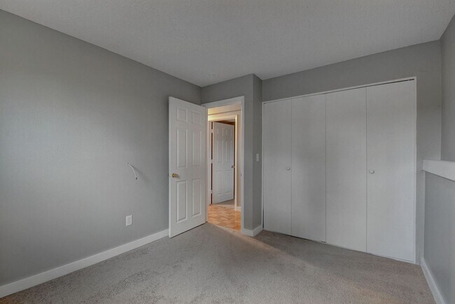 Building Photo - 4 bedroom, 2 bath home with 2 car garage, with mountain views