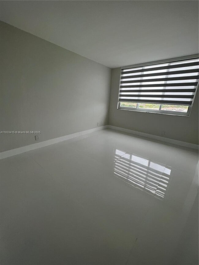 Building Photo - 4200 Hillcrest Dr