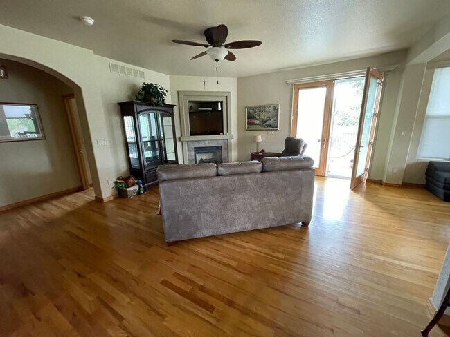 Building Photo - ADORABLE 5 BEDROOM, 4 BATH, 3 CAR GARAGE L...