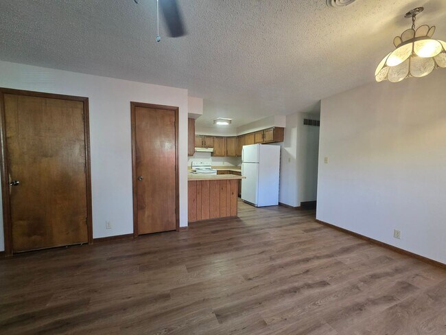 Building Photo - 1214 Bluestem Dr