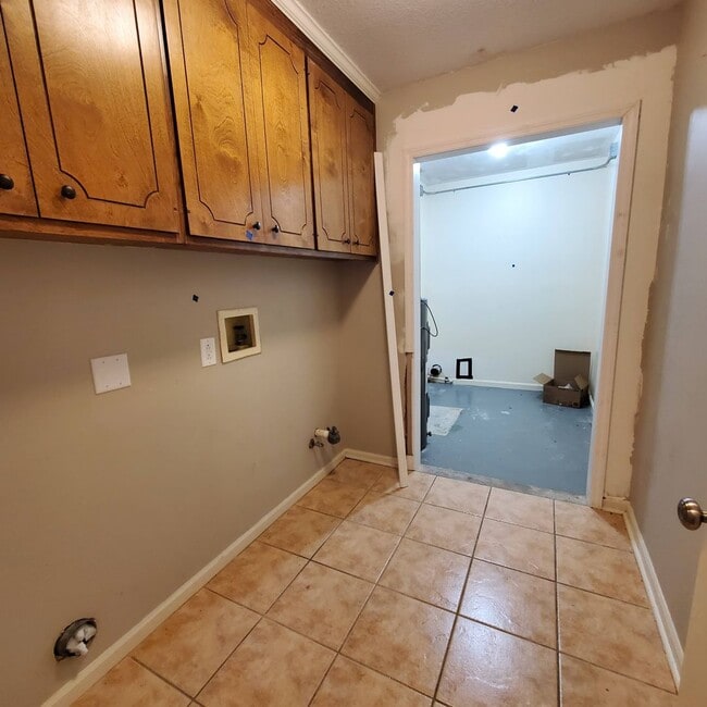 Building Photo - Charming Southern Comfort: A Home to Make Memories in Valdosta, Georgia