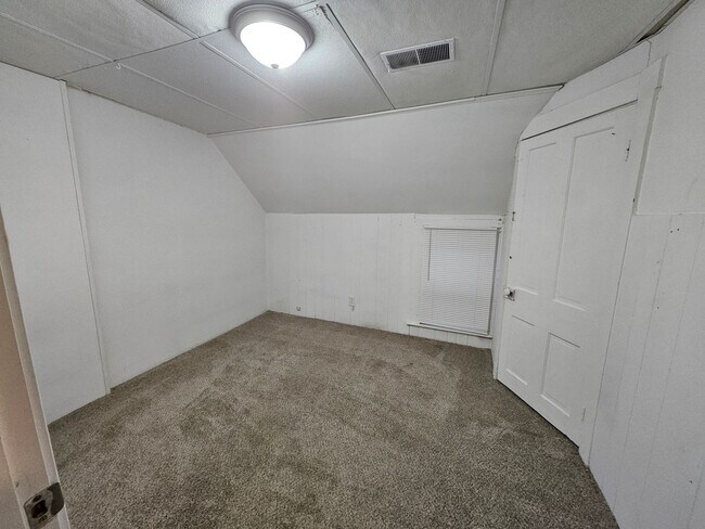 Building Photo - 109 E Eichel Ave