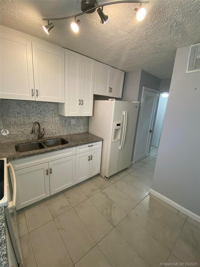 Building Photo - 9140 Fontainebleau Blvd