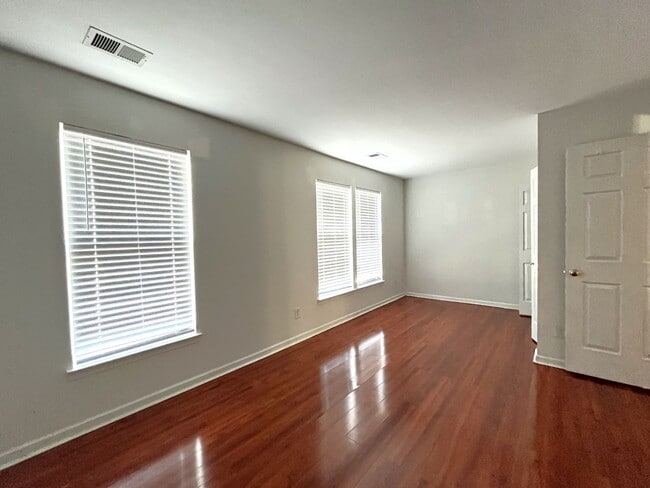 Building Photo - Great 2 Bedroom Townhome with Basement and Garage!