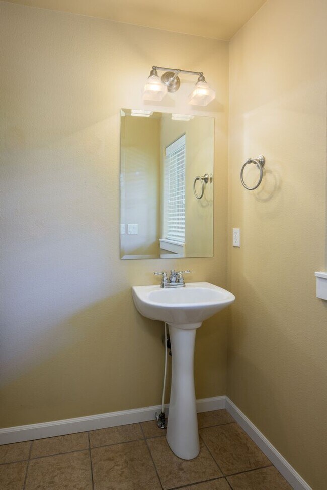 Building Photo - Wonderful 4 bedroom in SE Bend!