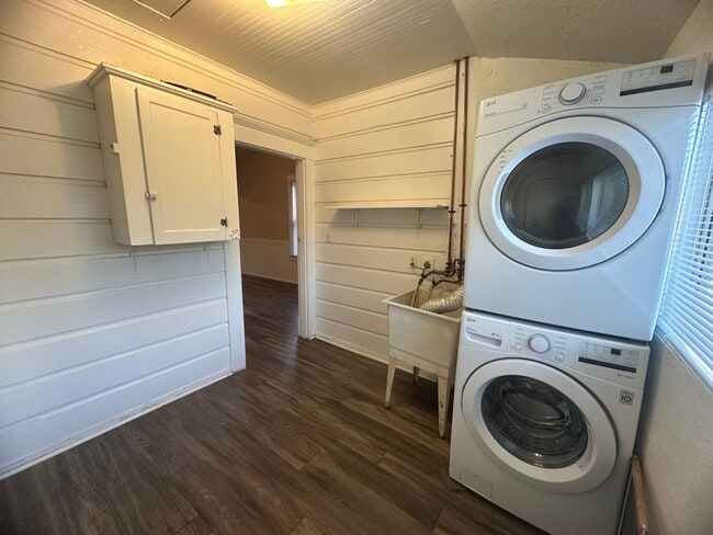 Building Photo - Updated 2 Bedroom with Office and Yard in the Heart of Midtown