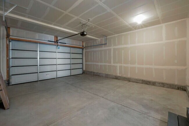 Building Photo - BRAND NEW LUXURY ROW END TOWNHOUSE W 2 CAR GARAGE