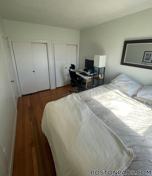 Building Photo - 922 Beacon St