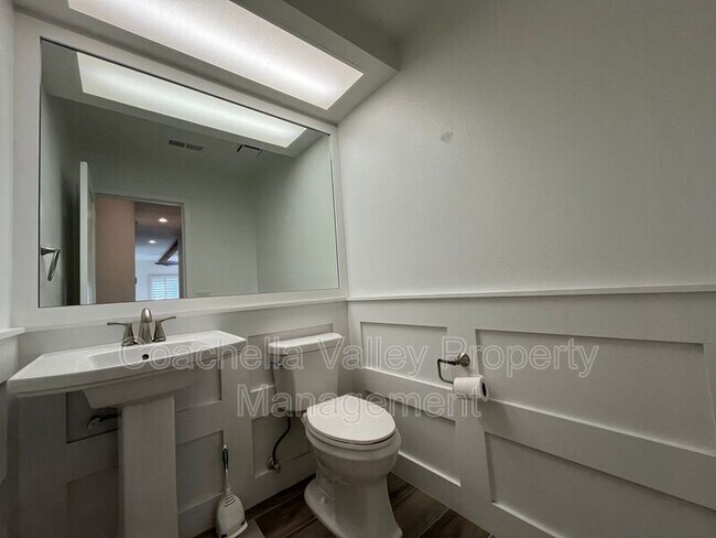 Building Photo - 289 Vista Royale Cir W