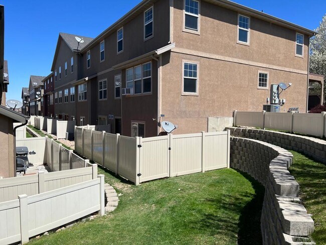 Building Photo - 11006 Maple Forest Way