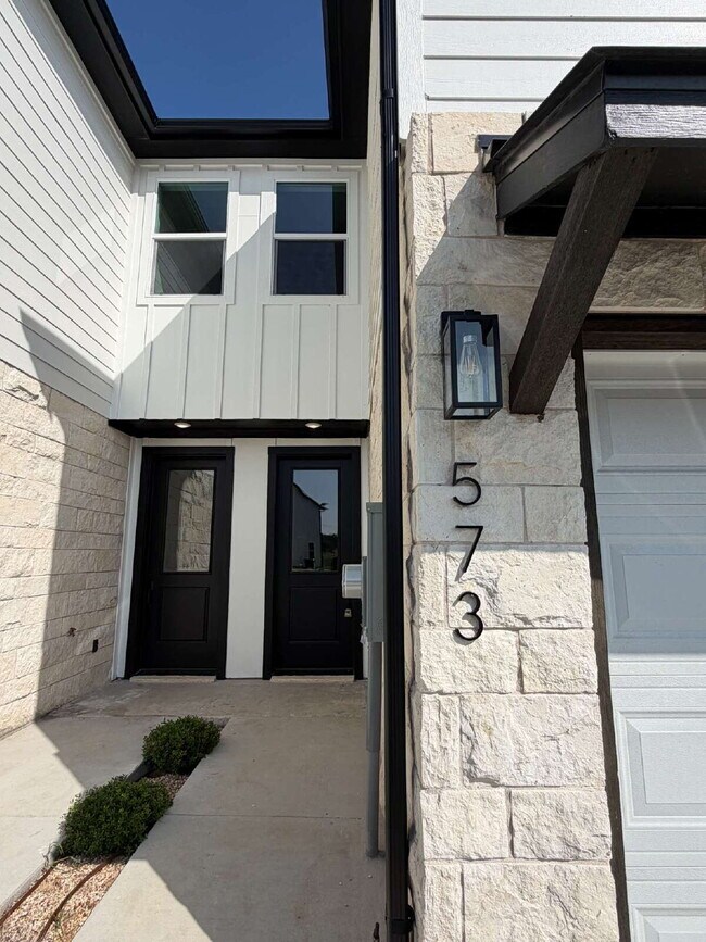 Building Photo - Beautiful 3 bedroom easy walk to TSU!