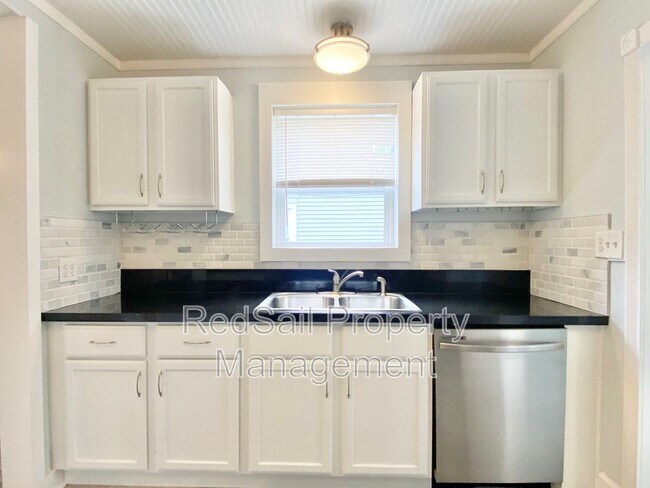Building Photo - 221 Cherry Ave
