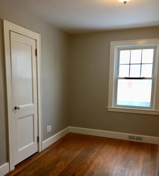 Building Photo - 144 S Maple St