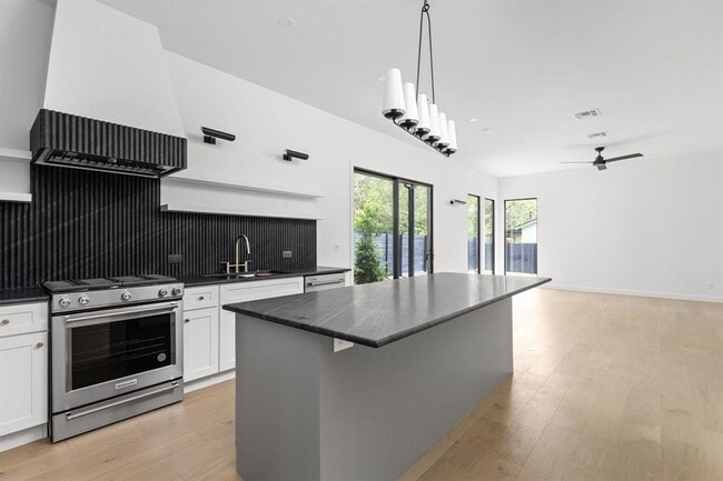 Building Photo - 912 1/2 E 50th St