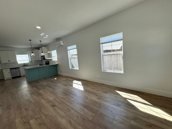 Building Photo - Stunning 2 bedroom 1 bathroom home In Kendall-Whittier district of Tulsa!