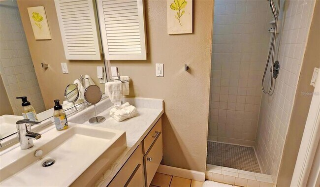 Building Photo - 329 Bernard Ave