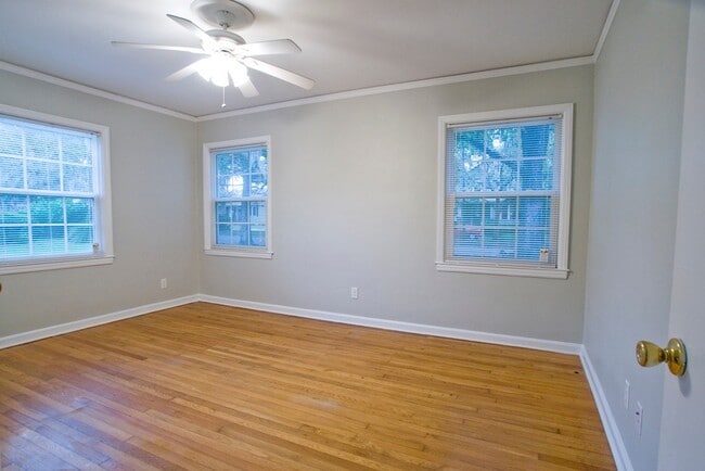 Building Photo - Quaint Downstairs 2 Bedroom