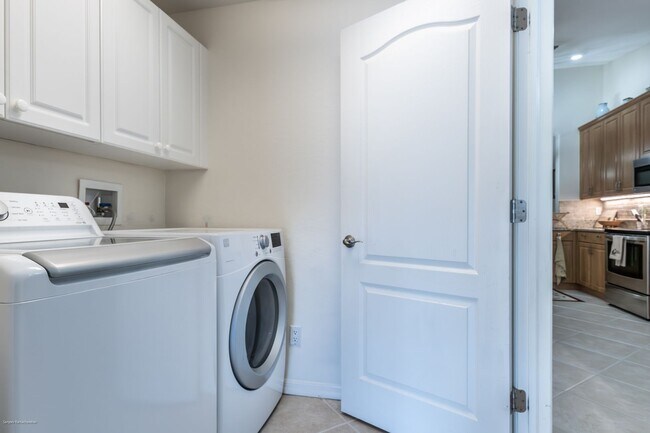 Building Photo - IMMACULATE TURNKEY FURNISHED- NEAR TWIN IS...