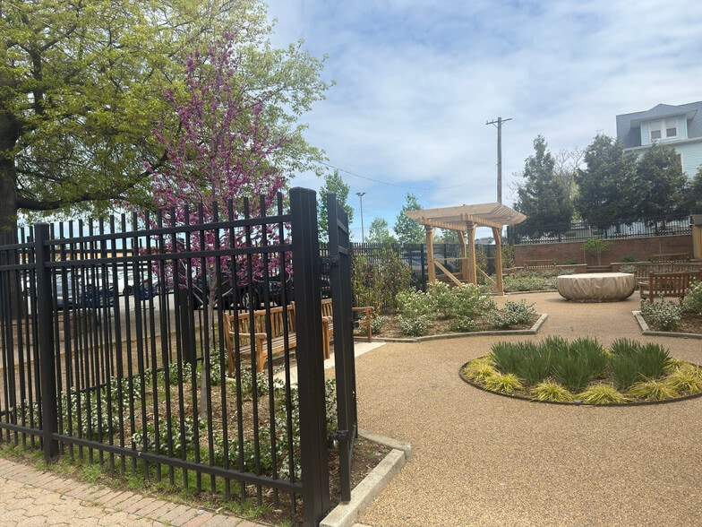 Semi-private Garden - 3718 Park Ave