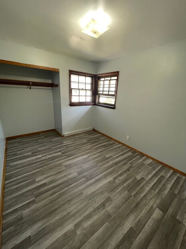 Building Photo - Large 3bed/1.5 bath unit!