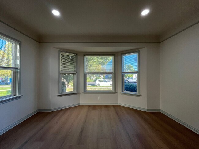 Building Photo - Spacious 2+2 home w/extra storage, upgrades + backyard!