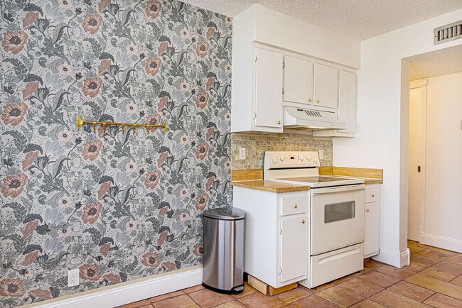 Building Photo - 2455 Lindell Blvd