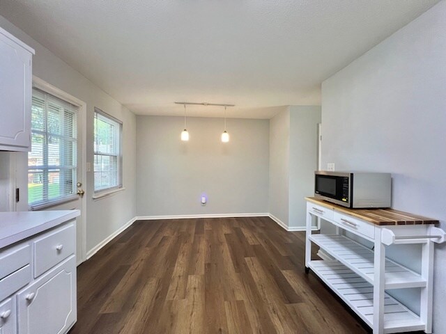 Building Photo - 1002 Willow Dr