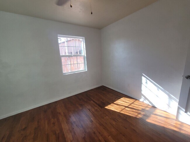Building Photo - Ready to View!!