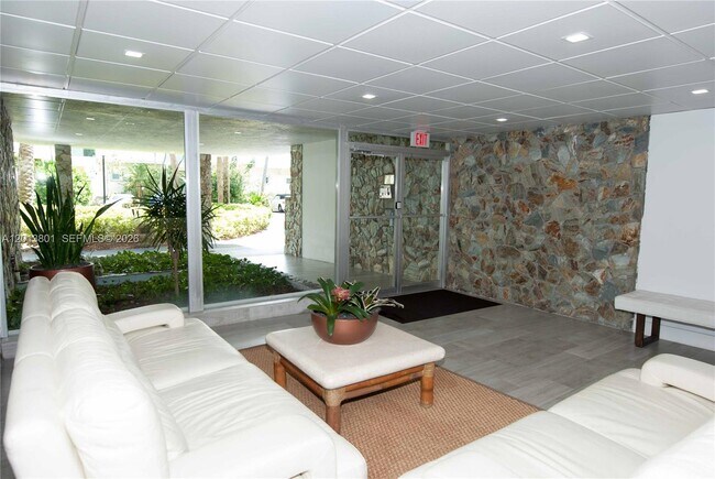 Building Photo - 210 Seaview Dr