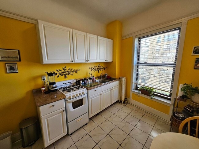 Building Photo - 817 W Belle Plaine Ave