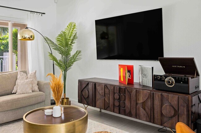 Building Photo - Luxury Oasis with Pool in Palm Springs