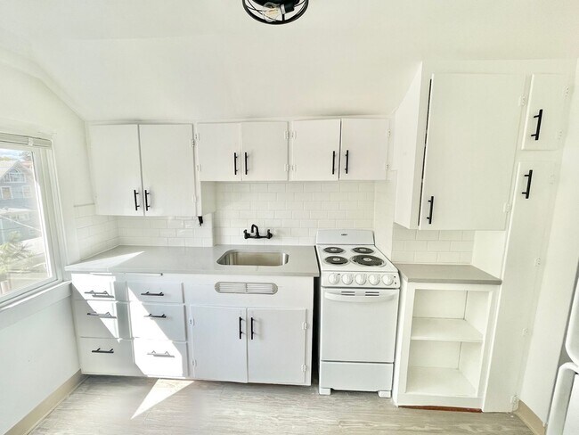 Building Photo - Gorgeous Remodeled 2 Bed, 1 Bath on South Hill!