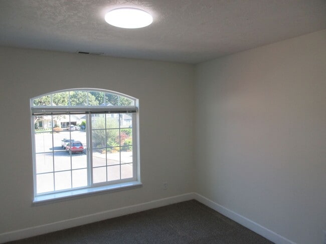 Building Photo - Large 4 Bedroom Home in West Salem