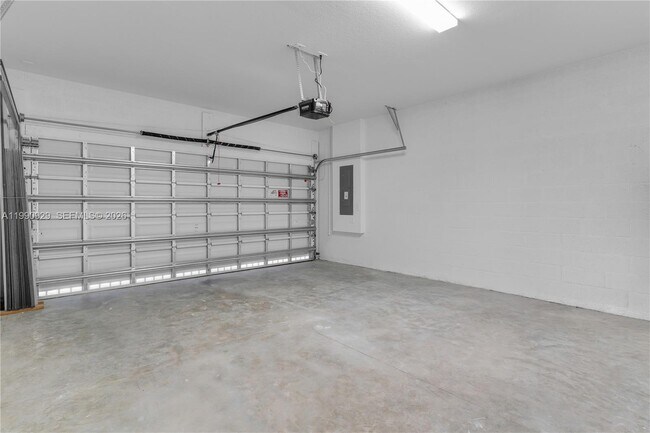 Building Photo - 615 NE 1st Ave