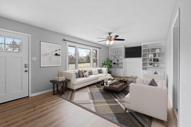 Building Photo - 562 Lone Oak Dr