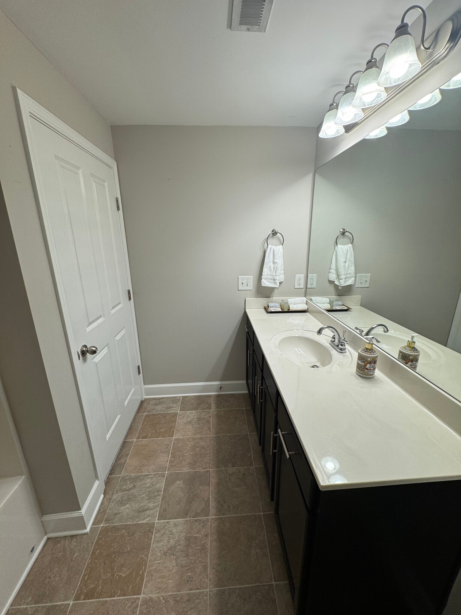 Building Photo - 8205 Lenox Creekside Dr