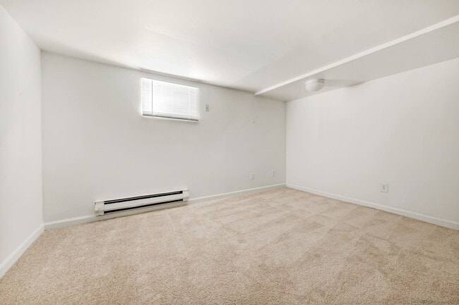 Building Photo - Two Bed 2 Bath Single Family Home Close to...