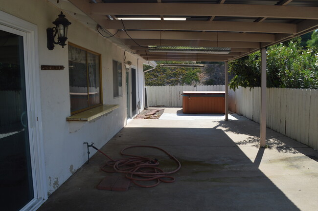 Building Photo - 3 BR, 2 BA, Two Car Garage Home For Rent