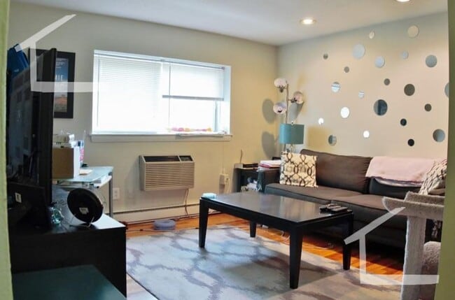Building Photo - Renovated 5 Bed Right By The B Line! Don't Hesitate To Call For A Showing