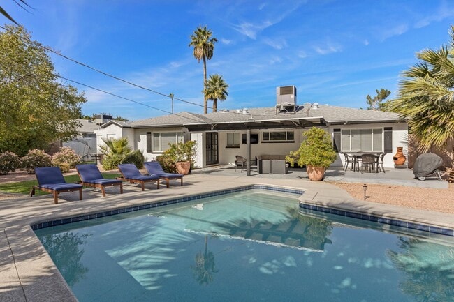 Building Photo - Now Leasing – Fully Updated Scottsdale Home!